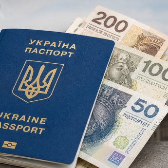 Український паспорт і польські злоті