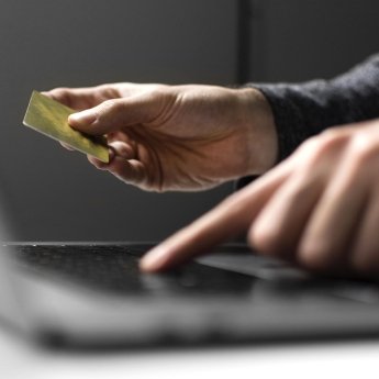 Як безпечно платити онлайн за кордоном і не потрапити на шахраїв?