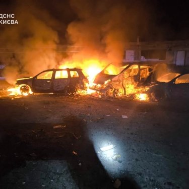 В Києві палають автівки після обстрілів РФ