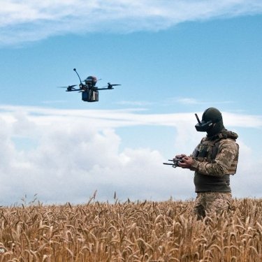 Оператор БПЛА ВСУ запускает дрон