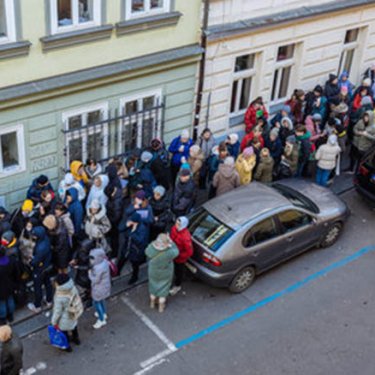 В Чехії українські біженці стоять по кілька днів у чергах, щоб отримати належні виплати