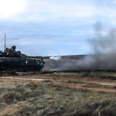 Танк ЗСУ стріляє по російським загарбникам