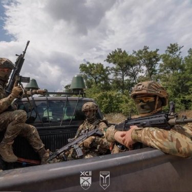 Воїни ЗСУ у пікапі