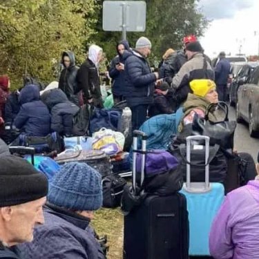 Більшість українців засуджує чоловіків призовного віку, які виїхали за кордон — опитування