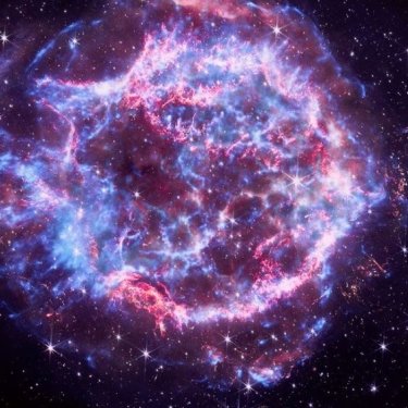 NASA показало космос у кольорах американського прапора