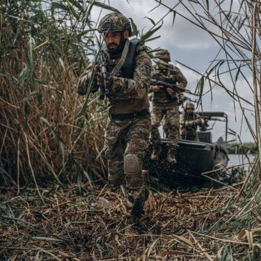 Висадка бійців ЗСУ з катера на берег
