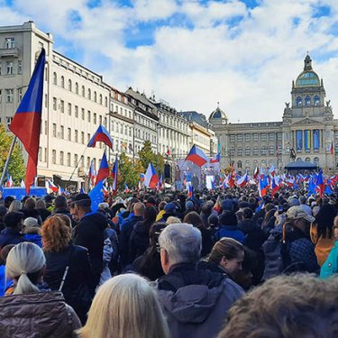 У Празі десятки тисяч людей знову вийшли на вулицю із проросійськими гаслами