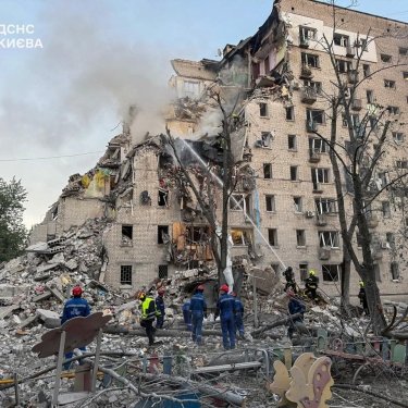 Зруйнований дім у Києві після ракетної атаки Росії 2 липня