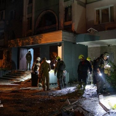 Рятувальники Києва гасять пожежу
