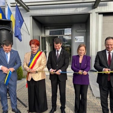 Перерізання стрічки на відкритті почесного консульства України у місті Клуж-Напока