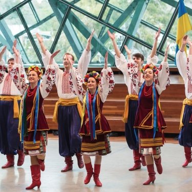 Танцевальная группа из Украины на сцене