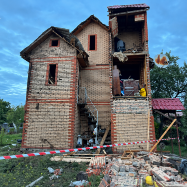 Зруйнований будинок у Києві після атаки РФ