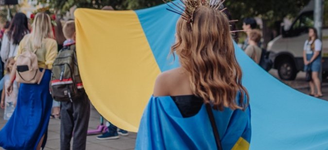 Українці на вулицях Кишинева з національними прапорами