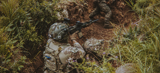 Бійці корпусу Азов атакують ворога