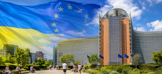 Європейська площа з прапорами України та ЄС