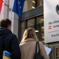Українська пара перед офісом BMI у Відні