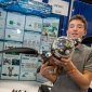 Еван Бадз тримає ШІ-робота у вигляді черепахи