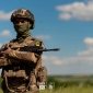Боец ВСУ с автоматом