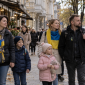 Украинцы с детьми на улицах Кишинева